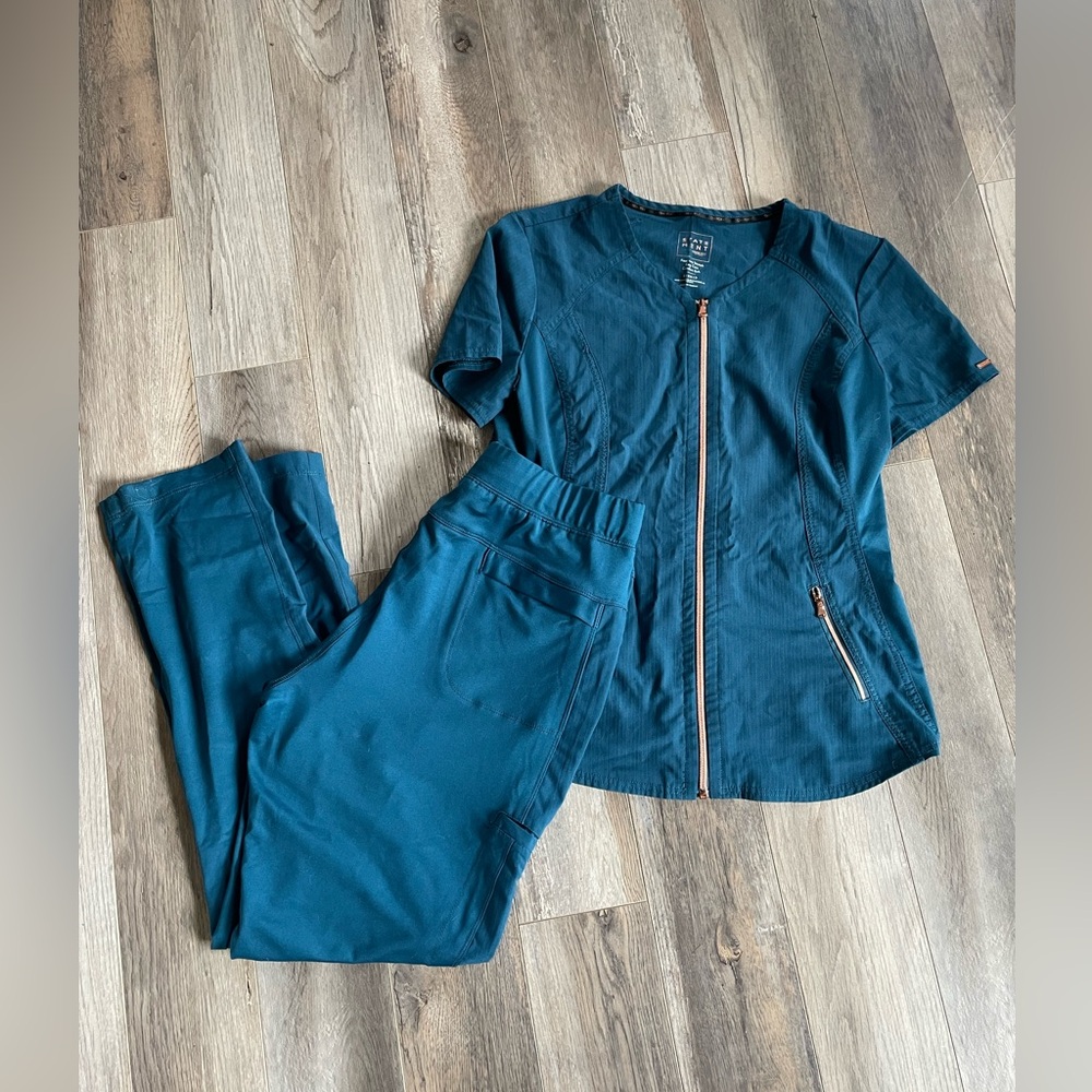 CHEROKEE statement scrub set